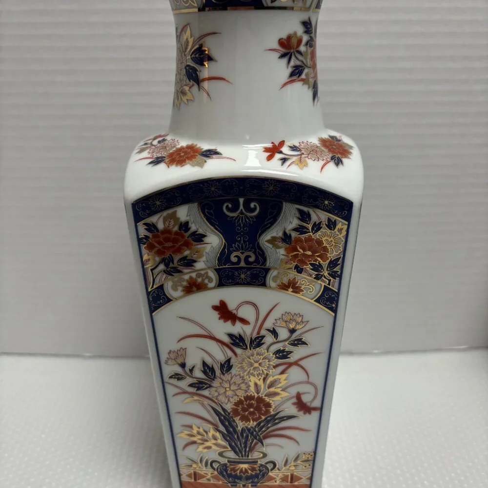 Japanese Imari Porcelain Vase with colorful floral Decoration